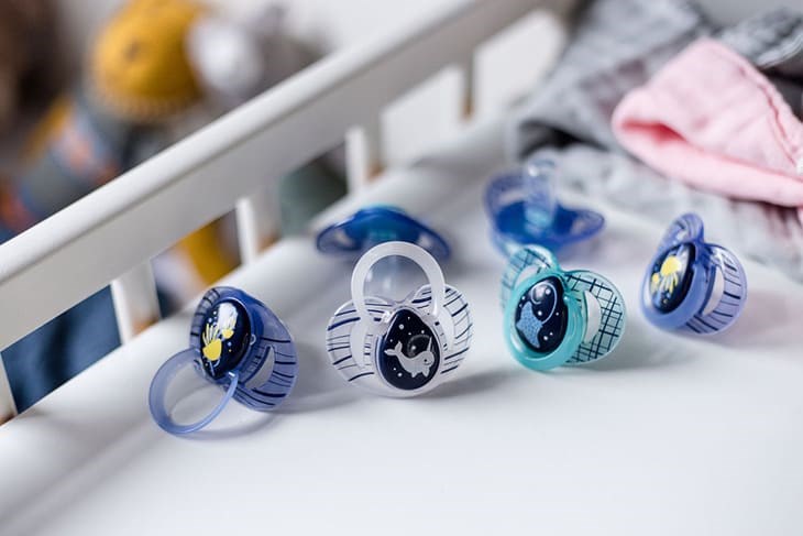 Ti giả Tommee Tippee có trọng lượng siêu nhẹ, tiện lợi cho bé cầm nắm