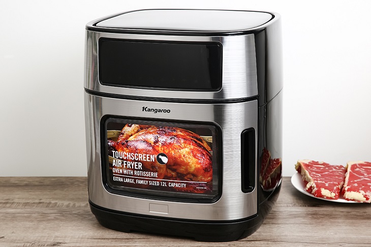 Lò chiên không dầu Kangaroo KG12AF1A 12 lít được tích hợp 10 tính năng nấu sẵn giúp mẹ và các thành viên khác trong nhà chế biến món ăn thơm ngon nhanh chóng, tiện lợi