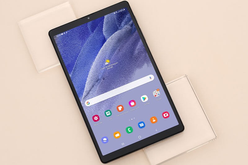 Máy tính bảng Samsung Galaxy Tab A7 Lite với màn hình rộng sẽ thích hợp để bố bạn xem phim giải trí sau ngày dài mệt mỏi