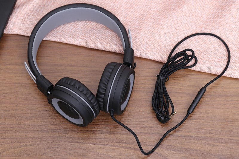 Tai nghe chụp tai Kanen IP-892 sẽ giúp bố bạn thưởng thức bài hát hoặc thước phim trọn vẹn mà không bị ảnh hưởng