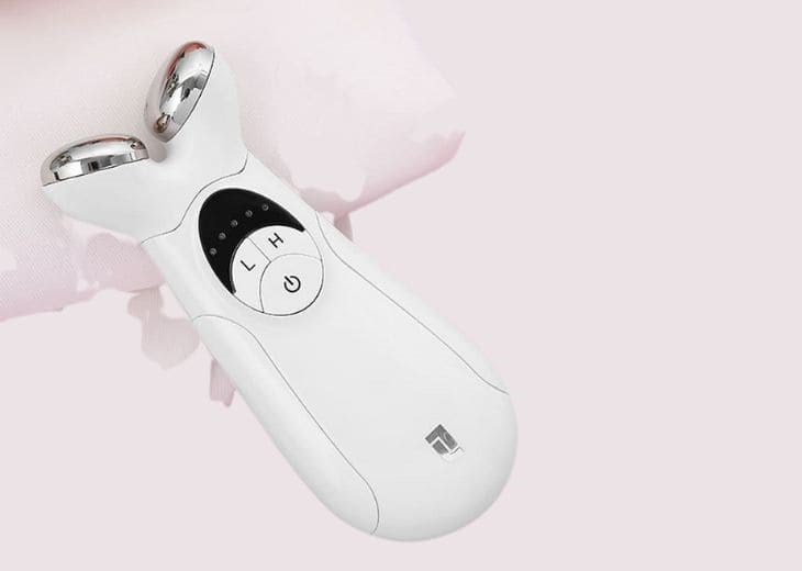 Máy massage nâng cơ và cải thiện sắc tố da Lifetrons EP-400 sở hữu đầu massage làm từ thép không gỉ, không gây kích ứng da, an toàn cho da mặt