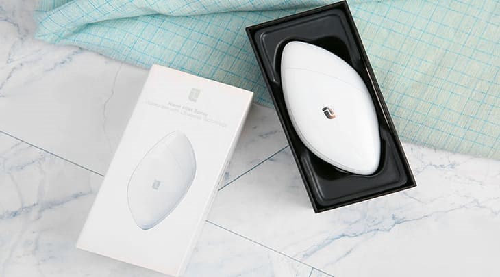 Máy xịt khoáng dưỡng ẩm Nano Lifetrons NS-400 được làm từ nhựa ABS cao cấp, dễ vệ sinh và an toàn cho da