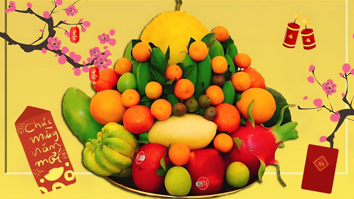 Background mâm ngũ quả, bánh chưng xanh gợi không khí sum vầy, ấm áp và đậm đà hương vị Tết Việt