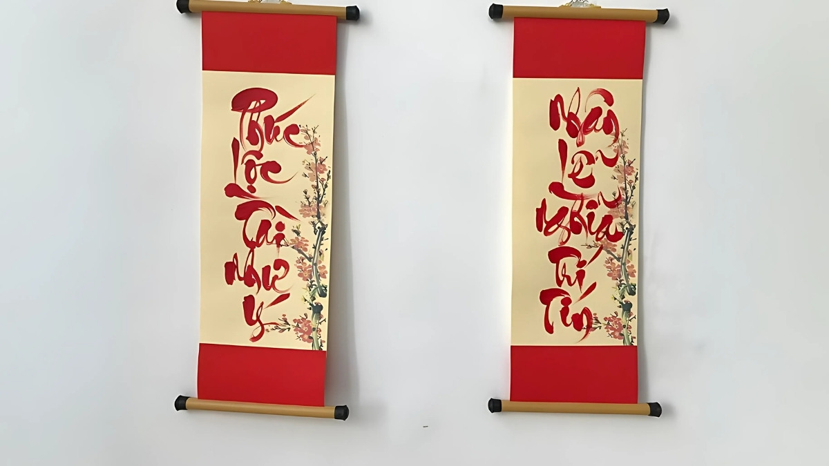 Nét chữ thư pháp trên câu đối đỏ tạo nên vẻ đẹp truyền thống cho background