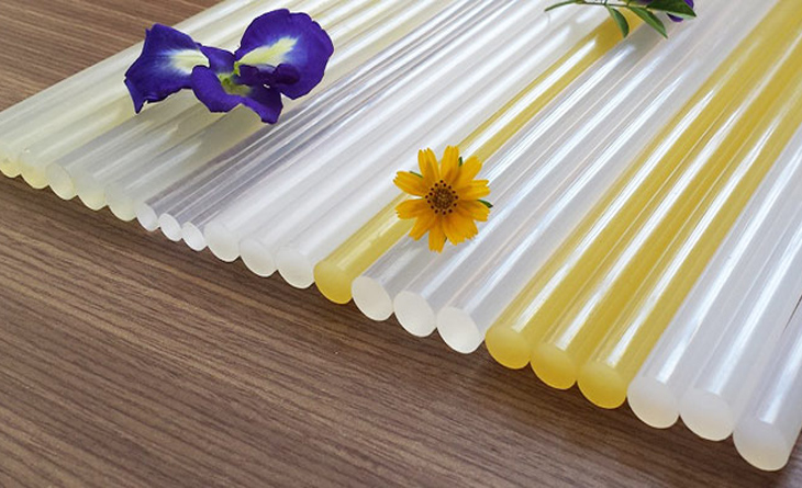 Keo nến là một loại chất kết dính có ngoại hình dài tương tự như cây nến