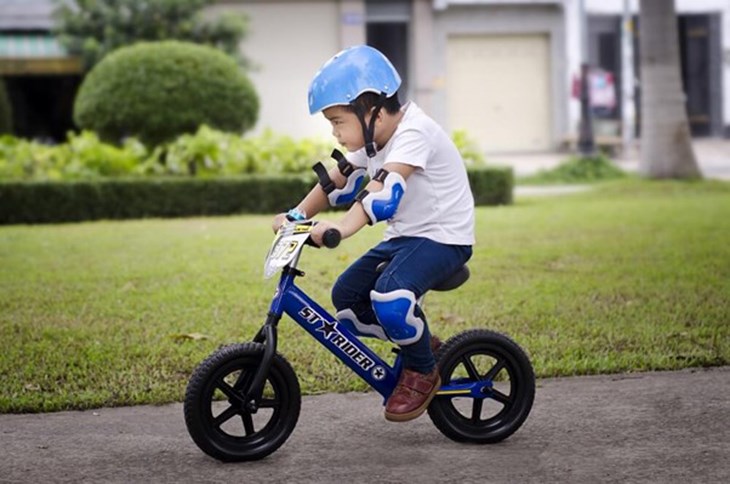 Bộ gối khuỷu tay, đầu gối là phụ kiện cần thiết giúp bảo vệ các bé khỏi va chạm
