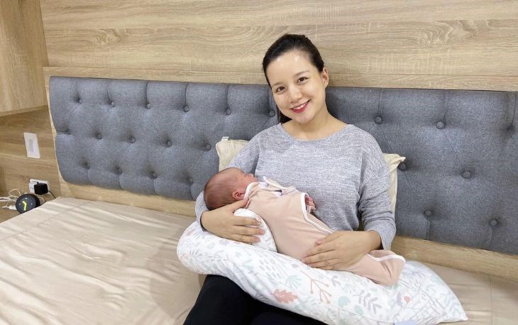 Gối cho bé giúp mẹ không bị mỏi tay khi cho bé bú
