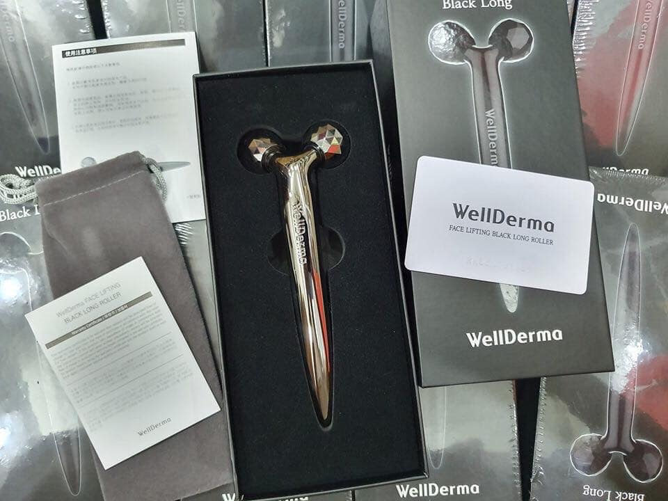 Cây lăn lạnh Wellderma Face Lifting Dark Silver Roller giúp nâng cơ, săn chắc da và se khít lỗ chân lông.