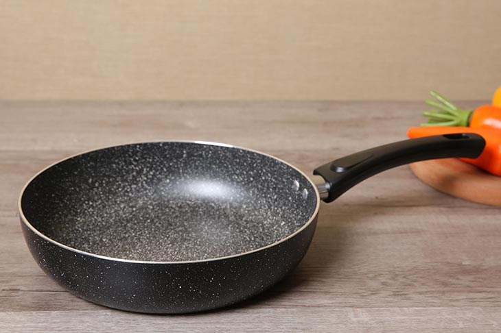 Chảo nhôm chống dính vân đá đáy từ 26 cm DMX CDD có bề mặt phủ chống dính vân đá phủ sơn Whitford Xylan chịu mức nhiệt tối đa 380 độ C
