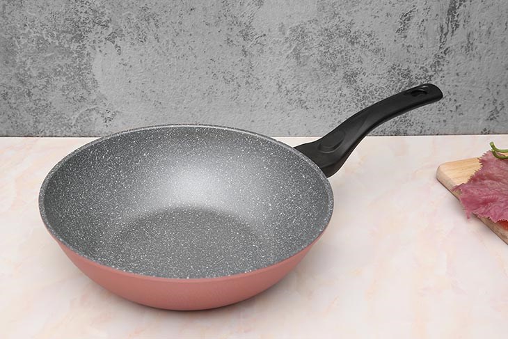 Chảo nhôm sâu chống dính vân đá đáy từ 28 cm Happycook Aura AWP-28IH có bề mặt chảo bằng lớp chống dính vân đá phủ sơn Ceramic chịu nhiệt tối đa 350 độ C