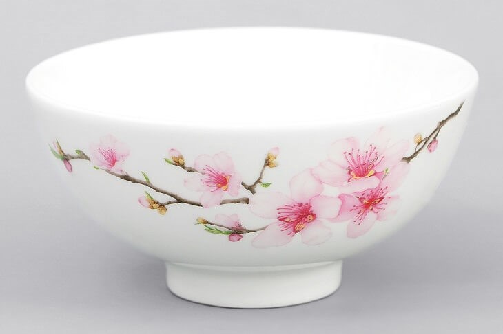 Chén có chất liệu sứ đảm bảo an toàn sức khoẻ, hạn chế bám mùi thức ăn, dễ dàng chùi rửa