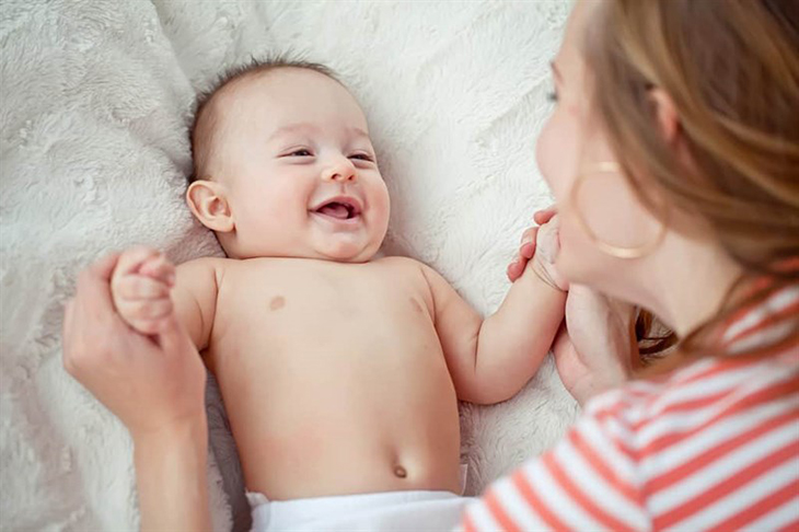 Nên lựa chọn kỹ những món quà tặng đầy tháng
