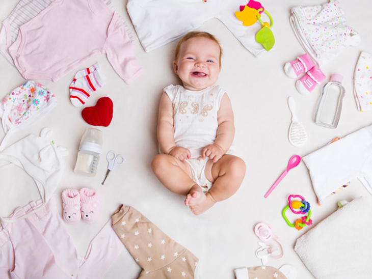 Quần áo được nhiều người lựa chọn tặng đầy tháng