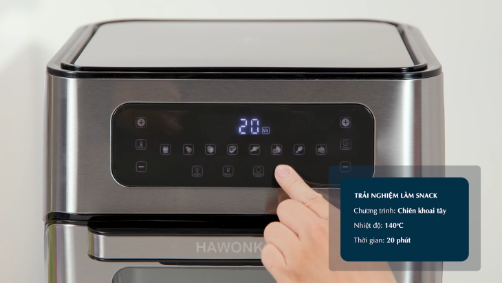 Thao tác chọn chương trình chiên phù hợp trên bảng điều khiển