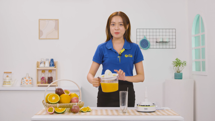 Thành phẩm đầy ca nước ép thơm ngon khi dùng máy vắt cam