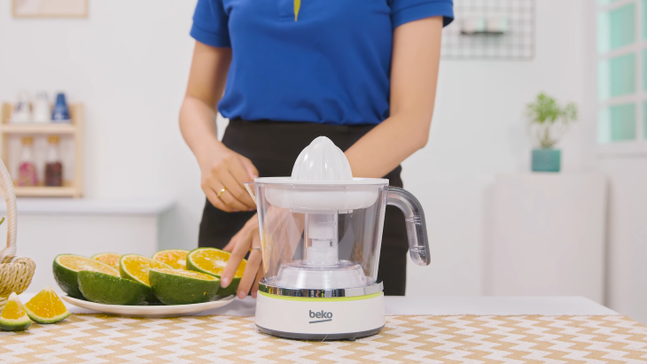 Chuẩn bị nguyên liệu cam tươi bên cạnh máy vắt cam Beko