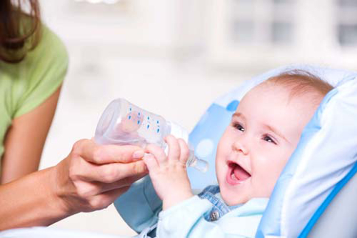 Khi nào có thể cho bé uống thêm nước?