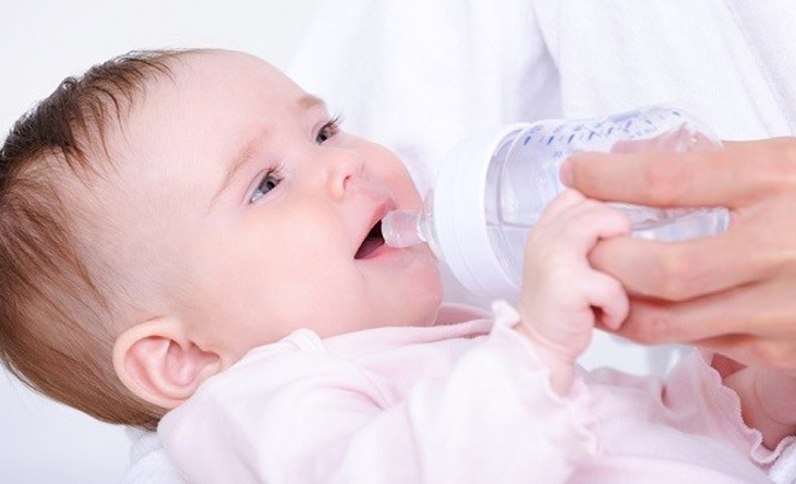 Tại sao không cho trẻ sơ sinh uống nước dưới 6 tháng tuổi