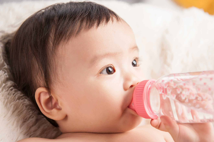 Uống nhiều nước lọc khiến trẻ chậm lớn, còi cọc