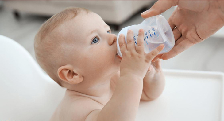 Uống nước dễ khiến bé bị tiêu chảy