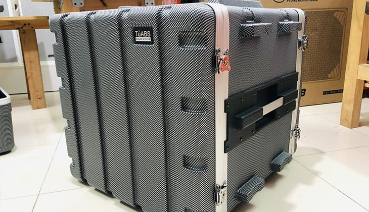Kích thước của tủ âm thanh phải phù hợp với nhu cầu sử dụng và không quá lớn