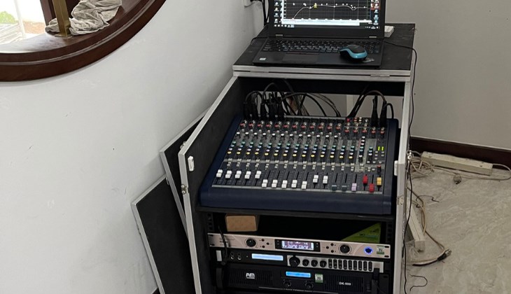 Tủ âm thanh cần có đủ số lượng và kích thước các khe cắm để đảm bảo đủ chỗ để lắp đặt các thiết bị điện tử