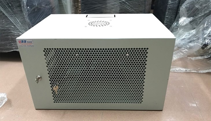 Tủ treo tường là loại tủ âm thanh được thiết kế để treo trên tường, giúp tiết kiệm không gian và tăng tính thẩm mỹ