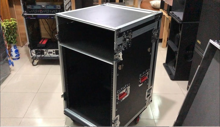 Vật liệu của tủ âm thanh phải chịu được áp lực, bảo vệ và đảm bảo an toàn cho các thiết bị điện tử bên trong