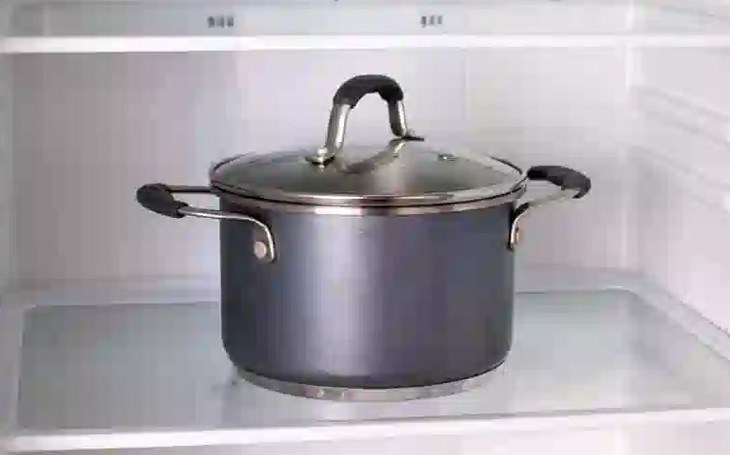 Đặt nồi thức ăn còn nóng vào trong tủ lạnh dễ gây lỗi nháy đèn do nhiệt độ tăng đột ngột