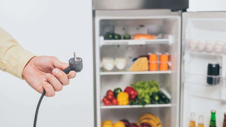 vỏ tủ lạnh không nóng do không có nguồn điện