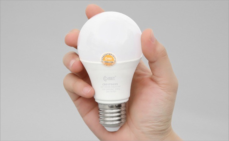 Bóng Led Comet ánh sáng vàng CB01F0053 có kiểu dáng nhỏ gọn, dễ dàng tháo lắp với các chui đèn tròn.