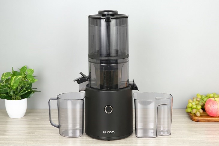 Máy ép chậm Hurom H300E-BBE dễ sử dụng, người dùng có thể ép được trái cây với số lượng lớn