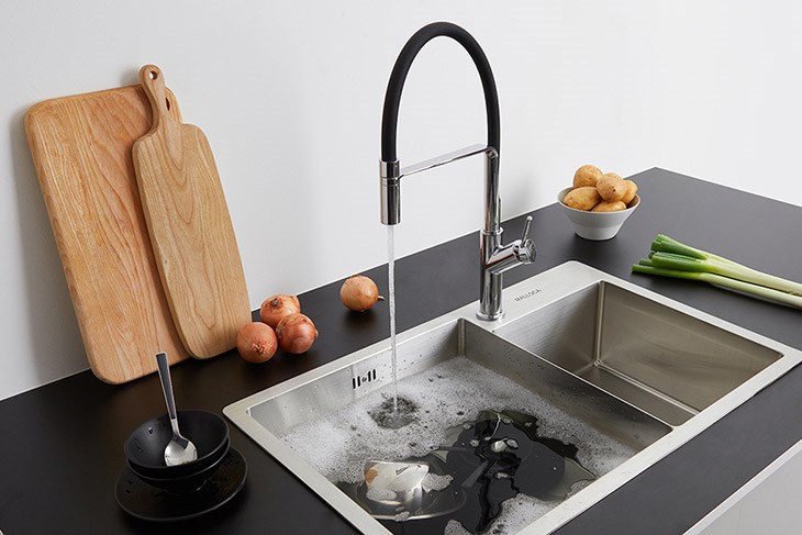 Vòi rửa chén nóng lạnh đồng Malloca K081C sở hữu thiết kế sang trọng, tinh tế tô điểm không gian thêm nổi bật