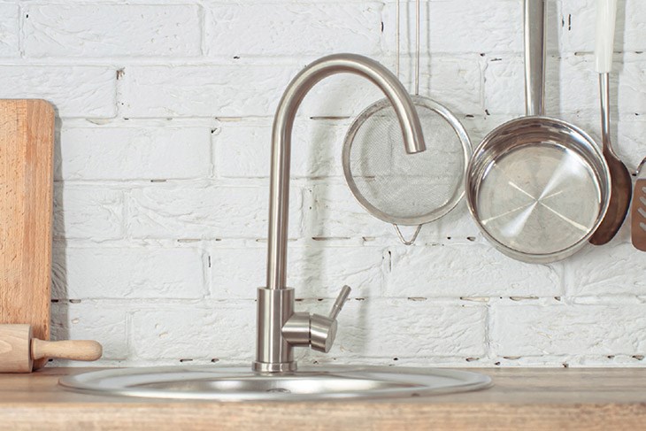 Vòi rửa chén nóng lạnh tăng áp inox 304 Malloca K569-SN làm từ chất liệu inox SUS 304 tinh khiết, an toàn cho sức khỏe và bền bỉ