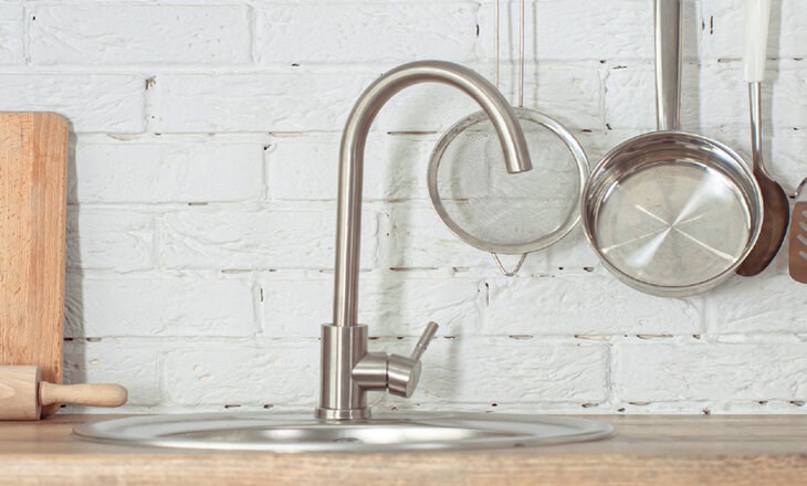 Vòi rửa chén nóng lạnh tăng áp inox 304 Malloca K569-SN với thiết kế nhỏ gọn, tiện lợi với hai luồng nước nóng lạnh