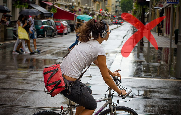 Không nên nghe nhạc để có sự tập trung cao khi đi xe Fixed Gear