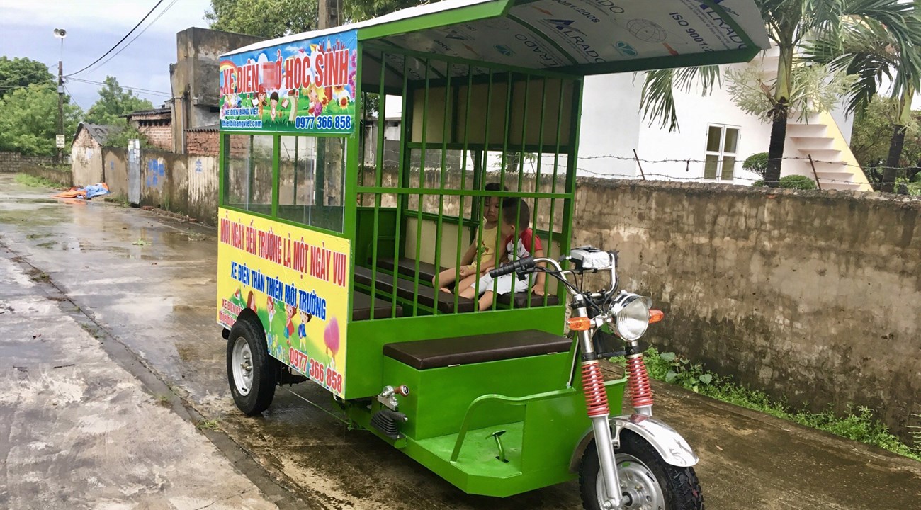 Xe điện 3 bánh để chở học sinh giúp người dùng tránh được mưa, nắng