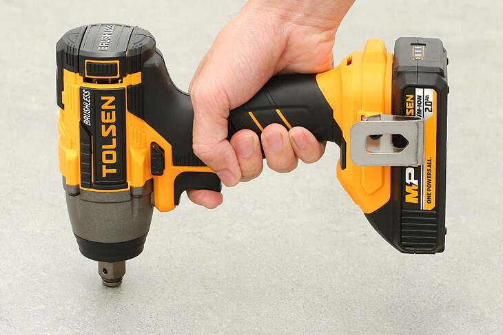 Máy vặn vít pin Tolsen 87258 20V giúp người dùng vặn, xiết ốc vào bề mặt bê tông dễ dàng