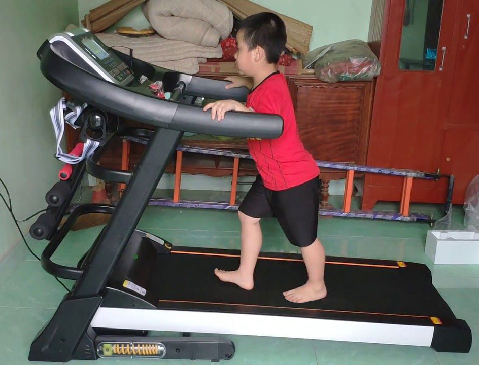 Các bé có thể tập máy chạy bộ khi còn nhỏ để nâng cao sức khỏe, sức bền