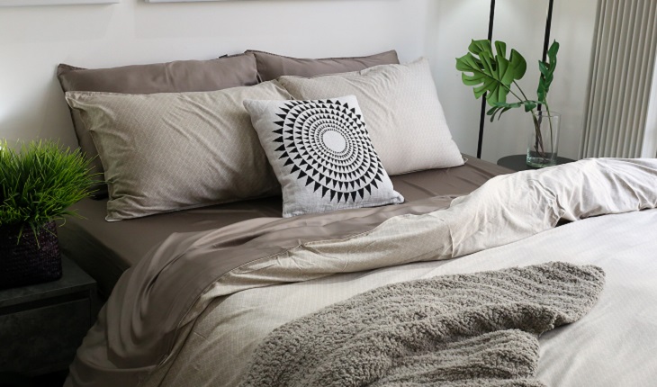 Bạn nên giũ bụi vào mỗi sáng giúp drap được làm từ lụa luôn sạch sẽ