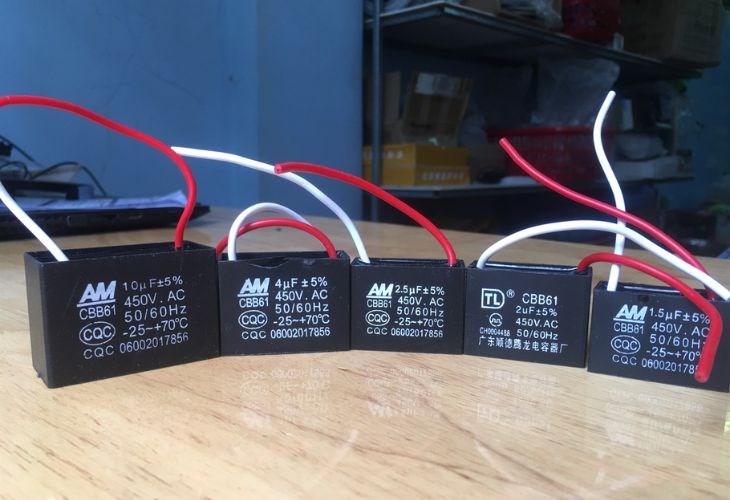Tụ điện của quạt có hình dạng hình hộp chữ nhật và cung cấp điện thế cho thiết bị