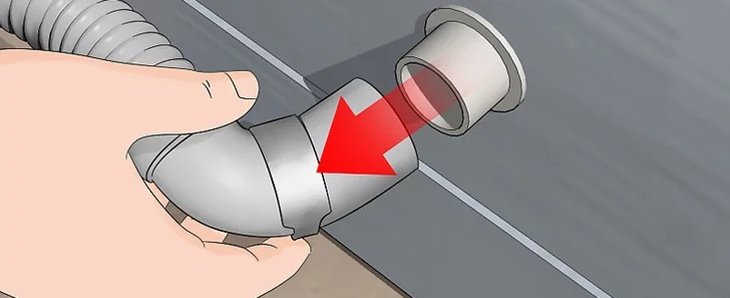Kéo vòi xả của máy giặt ra và gắn và khớp nối của vòi xả nước