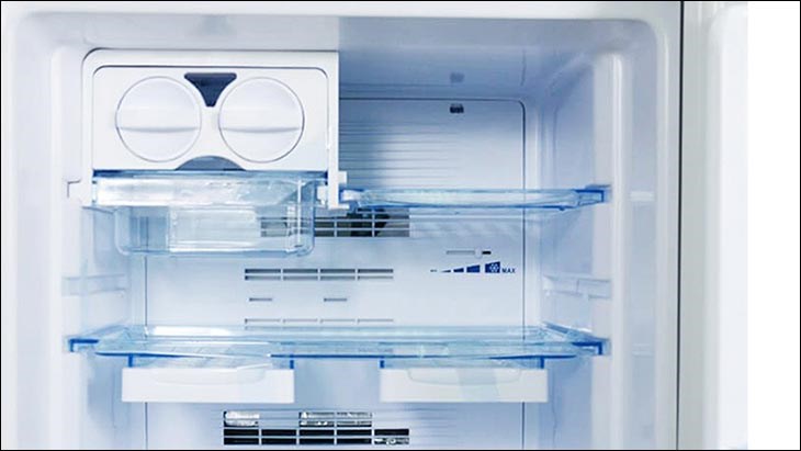 Tủ lạnh làm đông đá bằng cách vừa làm lạnh vừa xả đá để hơi nước ngưng tụ