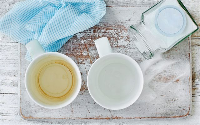 Thường xuyên uống trà bằng ly sứ cũng có thể gây vết ố trên thành ly