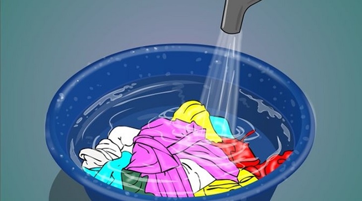 Ngâm quần áo bẩn trước khi giặt