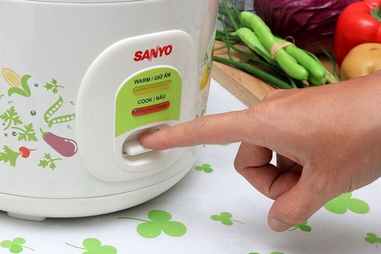 Nhấn nút nhiều lần khi nấu làm rơ le nhiệt bị lờn khiến cơm cháy khét