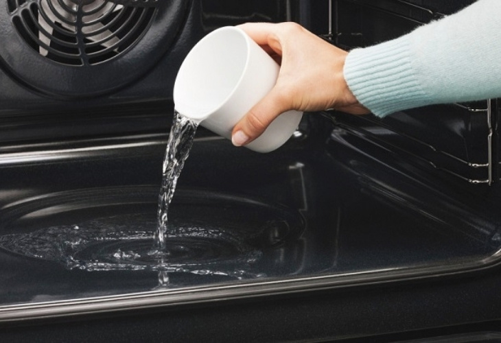 Thêm nước để làm sạch lò nướng tự động với chế độ HydroClean