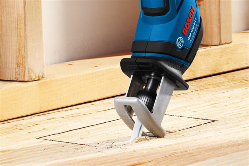 Máy cưa kiếm dùng pin Bosch GSA 12 V-LI 12V với thiết kế gọn gàng, nhỏ nhẹ đi kèm tốc độ không tải 3000 vòng/phút