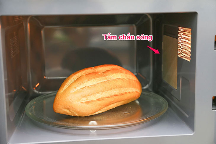 Tấm chắn sóng bị hỏng cũng làm cho lò vi sóng không nóng dẫn tới thức ăn không chín