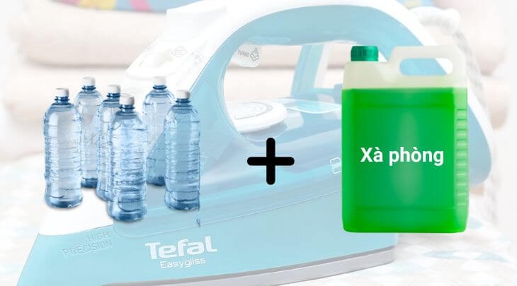 Tiến hành vệ sinh bàn ủi hơi nước bằng xà phòng